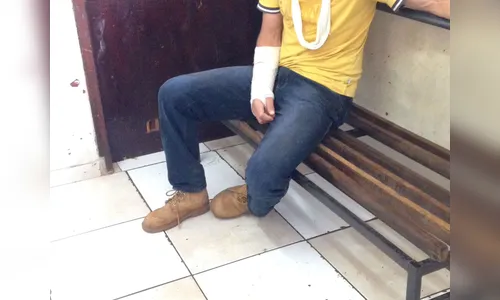 Homem com braço quebrado é preso após arrombar carro para praticar furto