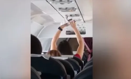 
							Vídeo mostra passageira secando a calcinha no ar-condicionado do avião
						
						
