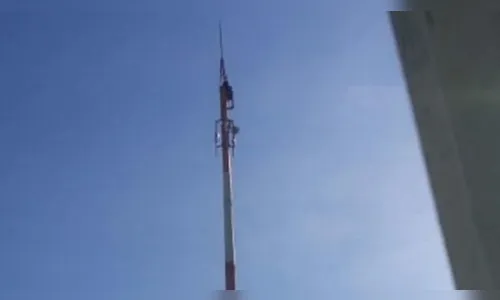 Adolescente sobe em torre de celular com 100m e se dá mal após ser desafiado por colegas