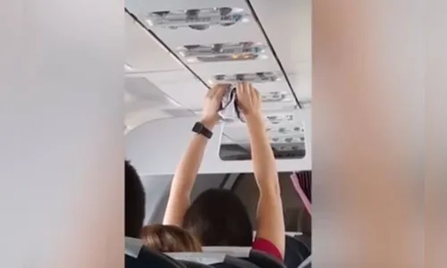 Vídeo mostra passageira secando a calcinha no ar-condicionado do avião
