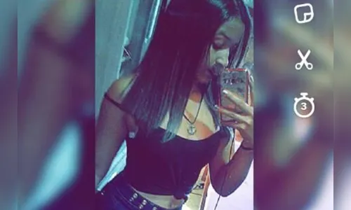Garota de 17 anos morre ao sofrer choque elétrico em celular ligado à tomada