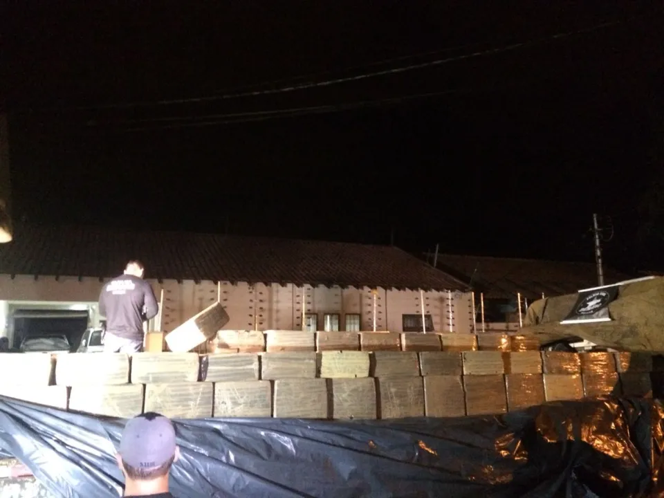 Denarc prende trio com 5,7 toneladas de maconha no Paraná