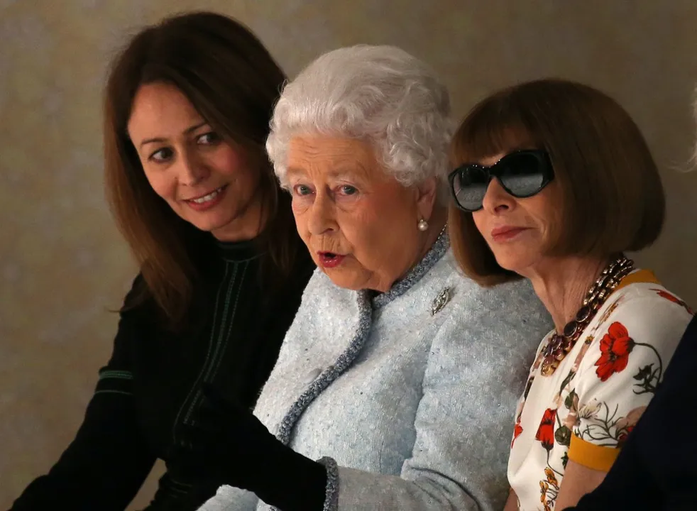 Ao lado de Anna Wintour, rainha Elizabeth assiste ao desfile de Richard Quinn na London Fashion Week (Foto: Paul Hackett/Reuters)