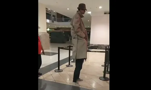 Jovens fingem ser homem gigante para entrar no cinema com um só ingresso; veja vídeo