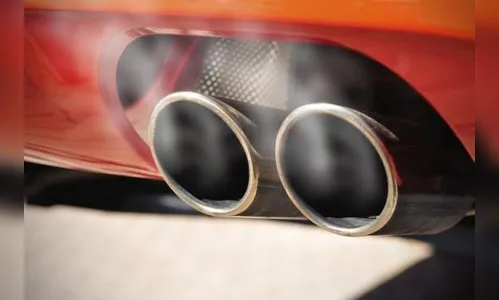 Casal morre sufocado ao fazer sexo dentro de carro em garagem