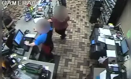 Homem é preso após jogar cachorros-quentes em balconista que não quis vender cerveja 