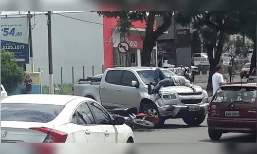 Foto de motociclista estirado sobre capô de caminhonete viraliza nas redes