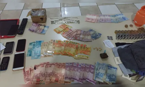 PM prende trio suspeito de tráfico e apreende crack, maconha, R$ 2.252 em dinheiro e até uma cachorra furtada