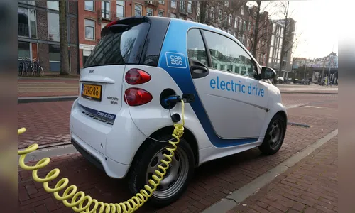 Frota mundial de carros elétricos aumenta 55% em um ano