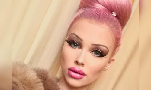 Jovem gasta quase R$ 5 mil por mês para ser ‘Barbie da vida real’