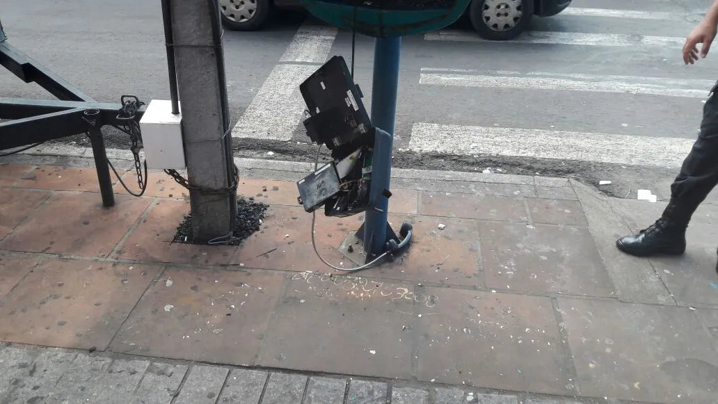 Telefone público da Avenida Arapongas foi alvo de vandalismo. Foto: Colaboração/WhastApp