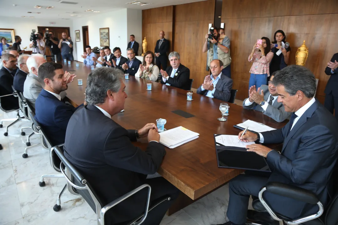 O governador do Paraná, Beto Richa, assinou nesta terça-feira (20), em Curitiba, o decreto que altera a definição da base de cálculo para cobrança do ICMS - Foto: AEN