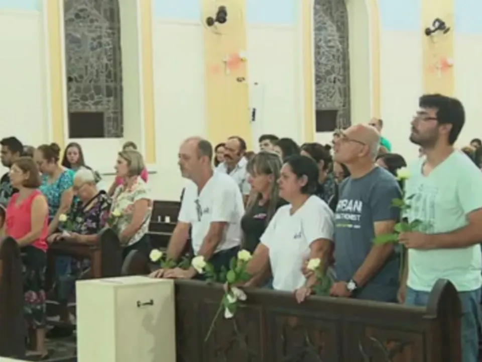 Missa de sétimo dia de Isa foi realizada na terça (20) em Paranaguá (Foto: Reprodução/RPC)