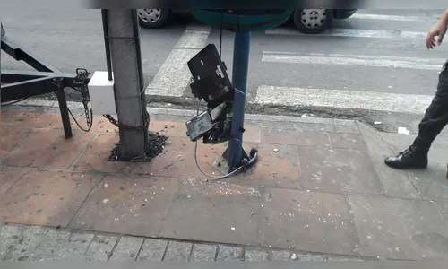 GM é acionada após explosão em telefone público