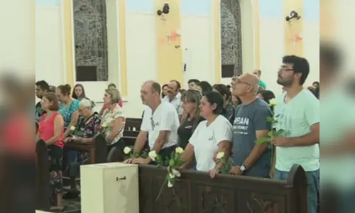 Familiares e amigos da youtuber morta com tiro na cabeça no litoral do Paraná se reúnem para missa de sétimo dia