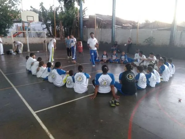 O Projeto de capoeira funciona na quadra de esportes da Escola Municipal Papa João XXIII - Foto: Divulgação