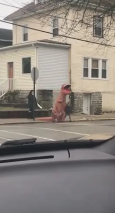 Polícia é chamada após 'dinossauro' ser visto em cidade dos EUA (Foto: East Landsdowne Police/Facebook)
