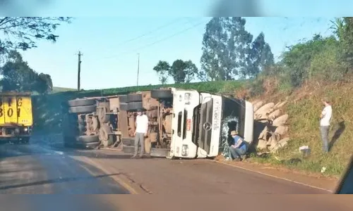 Caminhão tomba na PR-466 em Manoel Ribas