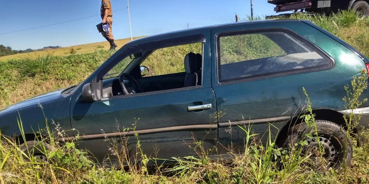 Gol bateu no Uno e caiu em um barranco. Foto: Blog do Berimbau