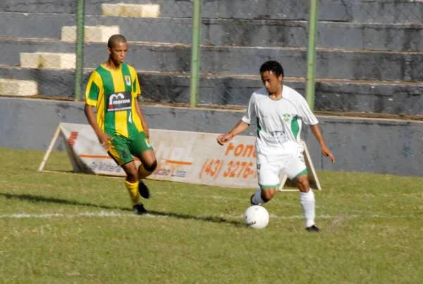 Júnior Santos, do Arapongas, em duelo contra o Tigrão de Umuarama na Terceira Divisão do Paranaense em 2008 - Foto: Arquivo/TN
