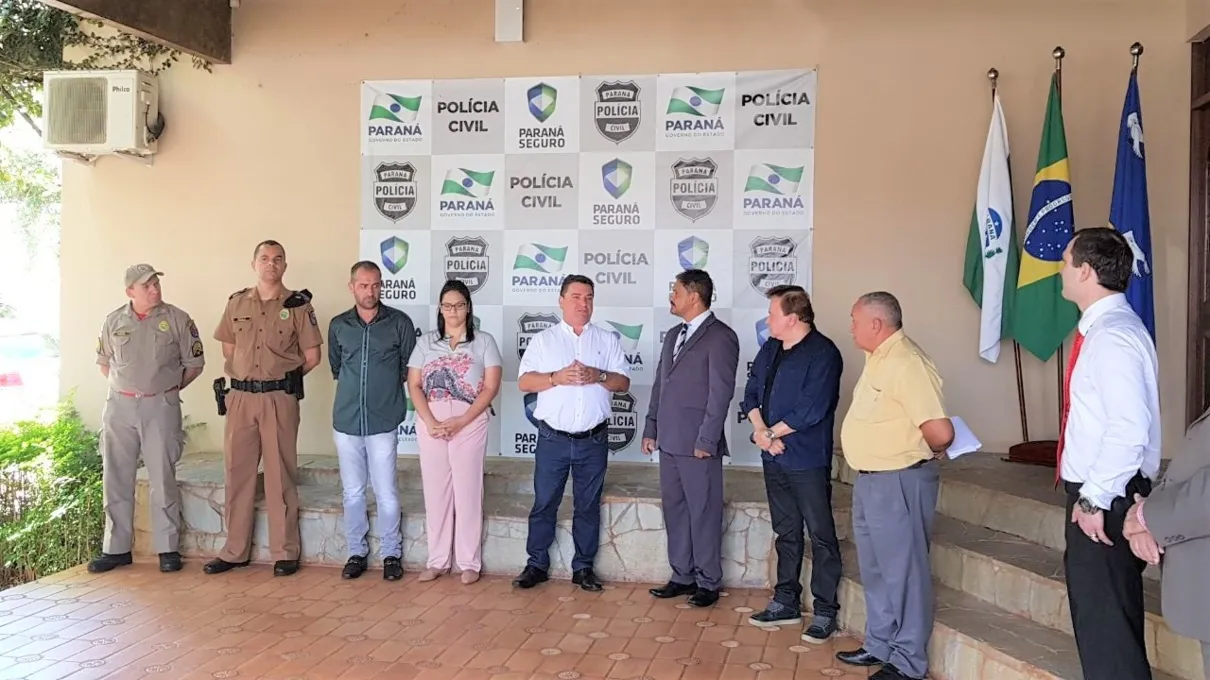 Prefeito participa de entrega de veículos à Polícia Civil de Arapongas - Foto: Divulgação