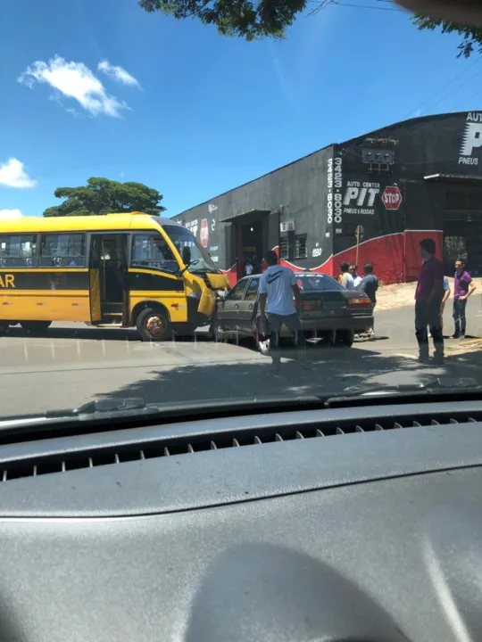 Acidente na Avenida Minas Gerais envolveu ônibus do transporte escolar - Foto: Reprodução/Whatsapp