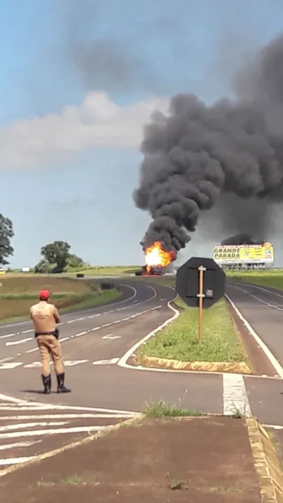 Caminhão de gás pega fogo e interdita Contorno de Rolândia - Foto: Reprodução/Whatsapp