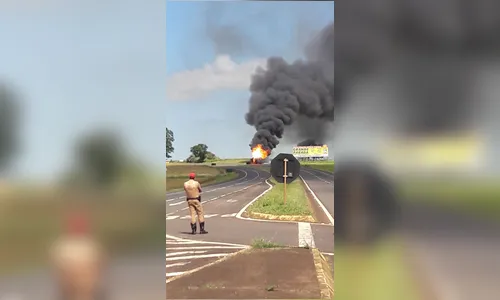 Caminhão de gás pega fogo e interdita Contorno de Rolândia