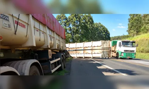 Bitrem tomba na BR-376 entre Mauá da Serra e Ortigueira