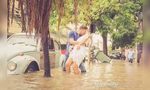 Condições climáticas não desanimam e casal faz ensaio fotográfico em alagamento