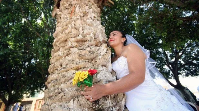 Mexicana se casa com árvore Foto: Reuters