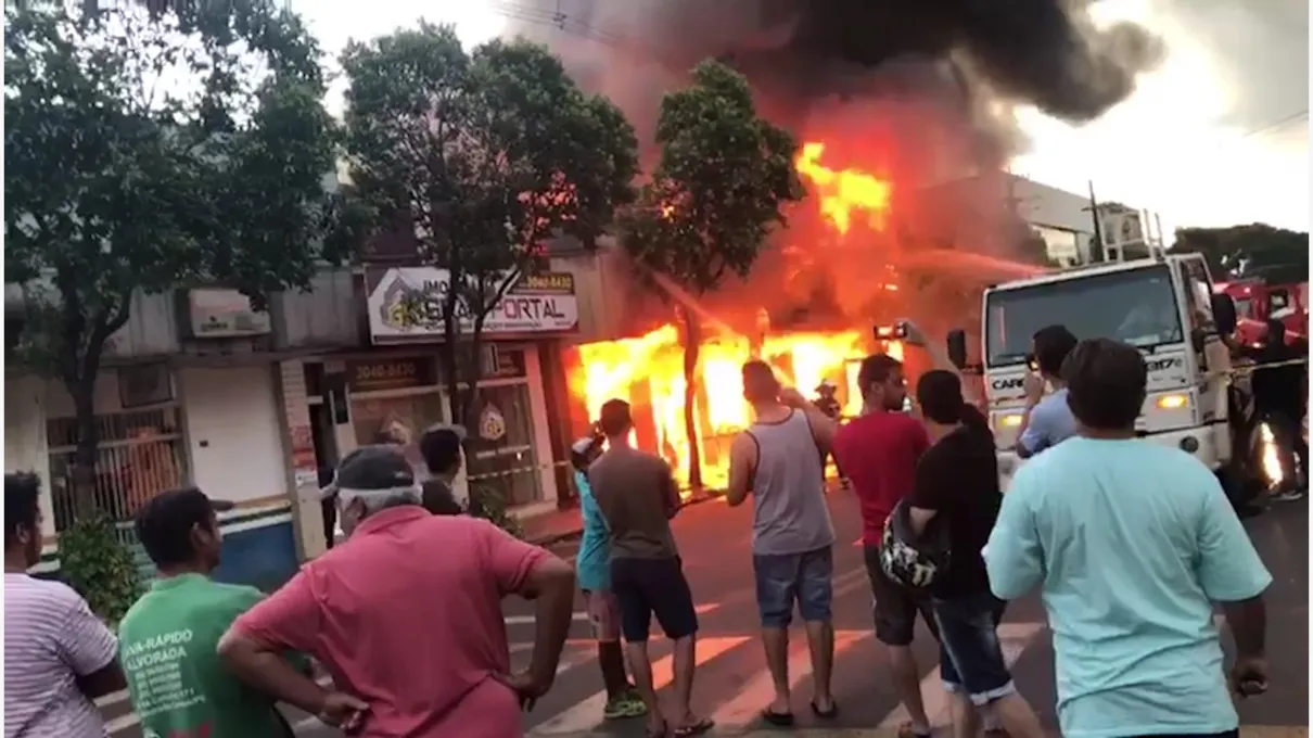 Incêndio destrói prédio de loja de móveis em Marialva - Foto: Reprodução/Whatsapp
