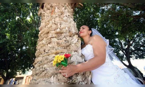 De véu e grinalda, mulheres se casam com árvores no México