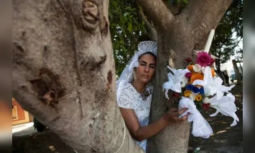 
							De véu e grinalda, mulheres se casam com árvores no México
						
						