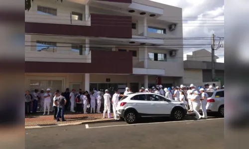
							Funcionários de frigorífico interditado fazem mobilização no MP
						
						