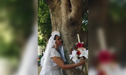
							De véu e grinalda, mulheres se casam com árvores no México
						
						