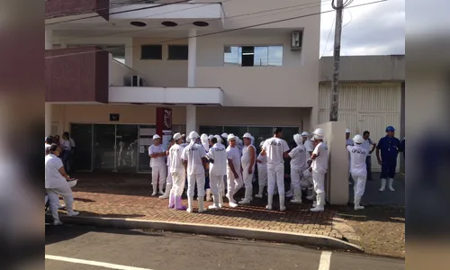 Funcionários de frigorífico interditado fazem mobilização no MP