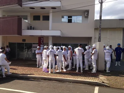 Funcionários de abatedouro se concentram em frente ao MP (foto TNOnline)