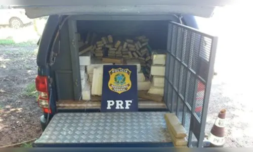 
							PRF apreende 265 quilos de maconha e recupera carro furtado
						
						
