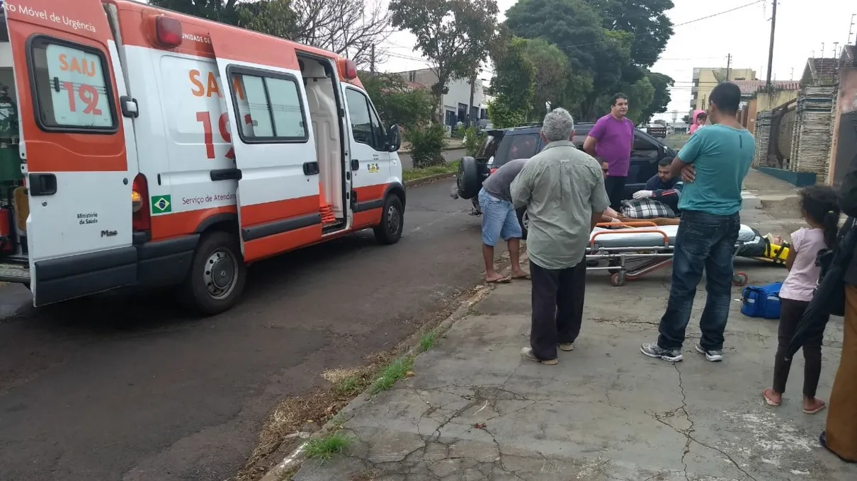 Acidente na avenida São João, em Apucarana, deixou uma mulher ferida​ - Foto: Reprodução/Whatsapp
