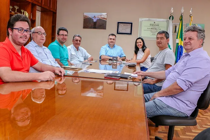 Uma comitiva de diretores e professores do Colégio Estadual Agrícola Manoel Ribas foi recebida em audiência ontem, pelo prefeito de Apucarana, Beto Preto - Foto - Josias Profeta - Assessoria de imprensa