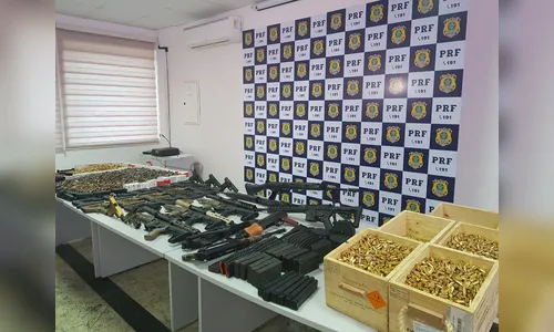 Paranaense é preso pela PRF com arsenal de guerra no Rio de Janeiro; veja vídeo