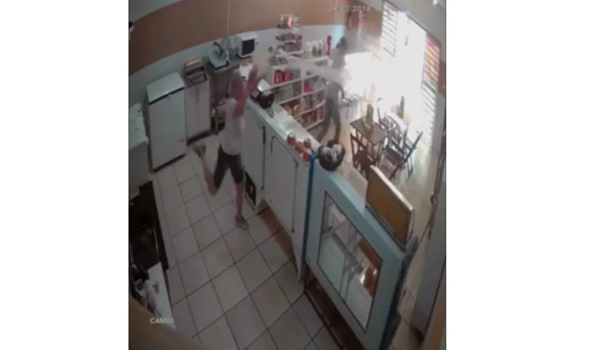 Mulher surpreende ladrão com balde de água e evita assalto no Paraná