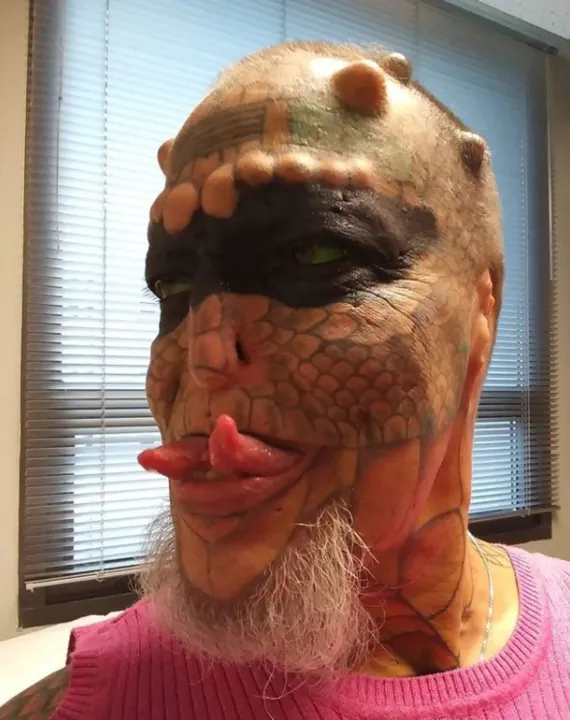 Transexual​ assume aparência de dragão e diz ser filha de cobra cascavel - Fotos: Reprodução/Instagram