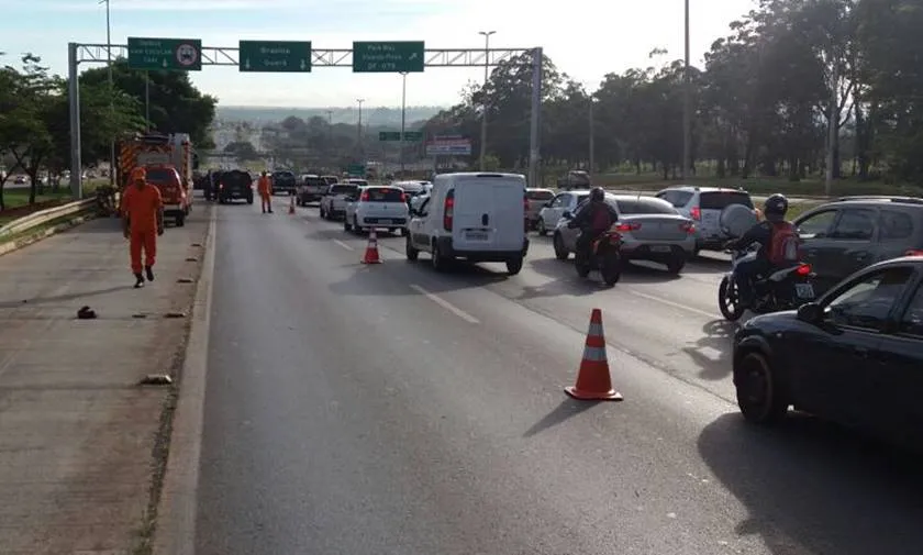 O trânsito no local do acidente ficou congestionado - FOTO: DIVULGAÇÃO/WHATSAPP/METRÓPOLES