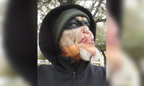 
							Transexual assume aparência de dragão e diz ser filha de cobra cascavel; veja vídeo
						
						