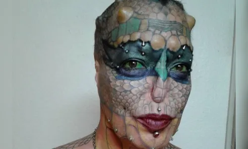 
							Transexual assume aparência de dragão e diz ser filha de cobra cascavel; veja vídeo
						
						