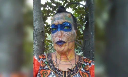 
							Transexual assume aparência de dragão e diz ser filha de cobra cascavel; veja vídeo
						
						