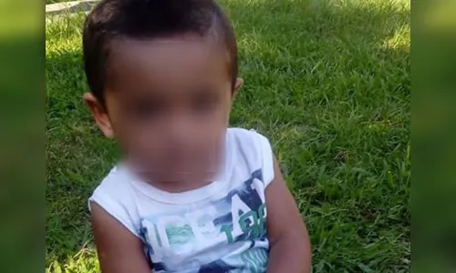 Criança morre após ficar dentro do carro da família com calor de quase 40 graus