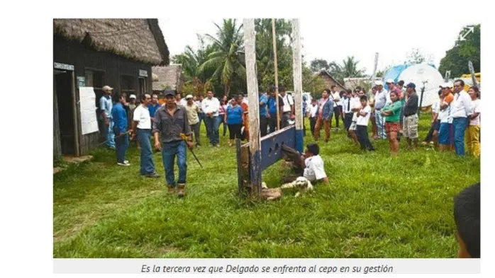 Imagem mostra o prefeito Delgado amarrado Foto :Reprodução / El Deber)